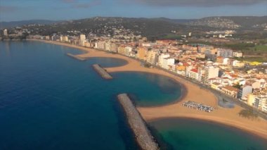 Liman Köyü Sant Antoni de Calonge İspanya, Costa Brava küçük balıkçı tekneleri, hava uçak görüntüleri