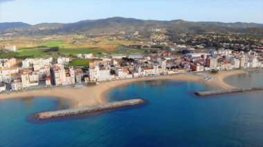 Liman Köyü Sant Antoni de Calonge İspanya, Costa Brava küçük balıkçı tekneleri, hava uçak görüntüleri