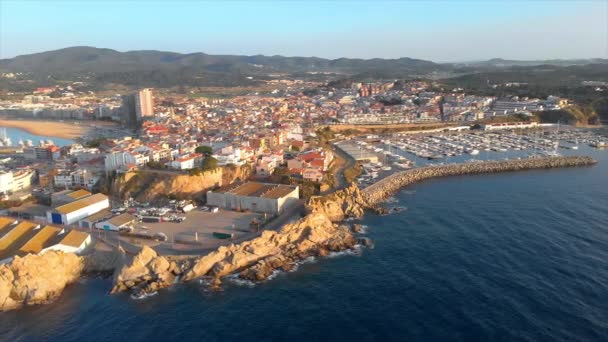 Zdjęcia Dronów Małego Miasteczka Palamos Hiszpanii Costa Brava — Wideo stockowe