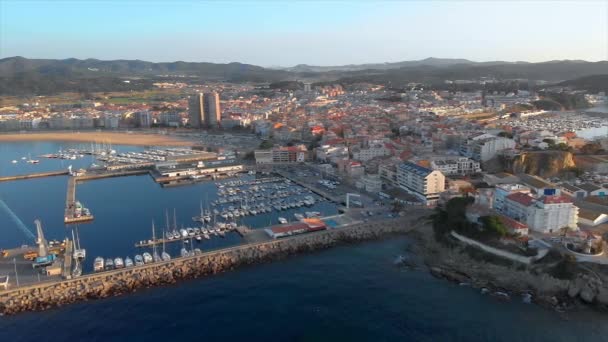 Costa Brava Daki Spanya Nın Palamos Kasabasından Insansız Hava Aracı — Stok video