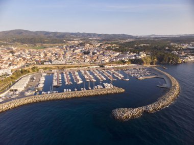Hava dron resimden küçük kasaba Palamos İspanya, Costa Brava