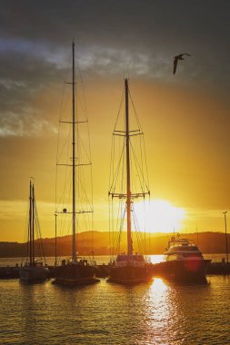 Günbatımı limanındaki bir İspanyol şehir Palamos Costa Brava içinde büyük yelkenli ile ışık