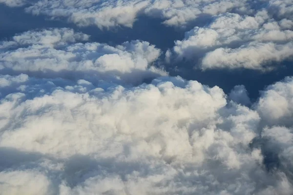 Fehér felhők, a repülőgép reggel — Stock Fotó