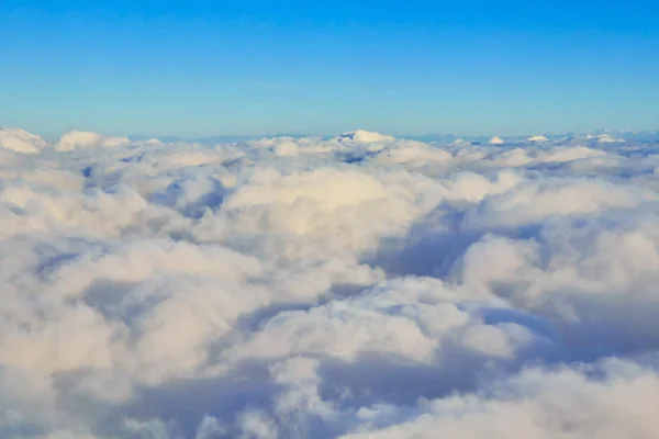 Nubes blancas del avión por la mañana —  Fotos de Stock