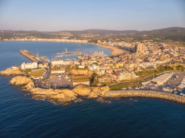 Hava dron resimden küçük kasaba Palamos İspanya, Costa Brava