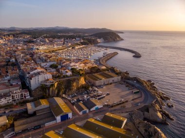 Hava dron resimden küçük kasaba Palamos İspanya, Costa Brava