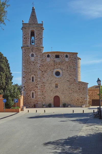 加泰罗尼亚蒙特拉斯小村庄中典型的西班牙教堂 — 图库照片