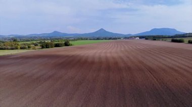 Bir Macar pulluk arazi dron görüntüleri 