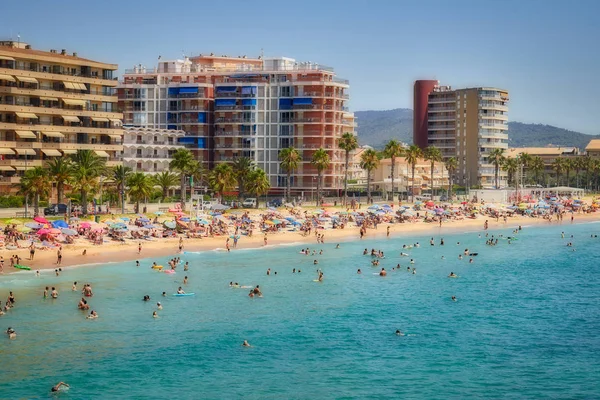 Pláž na Costa Brava (vesnice Sant Antoni de Calonge) Španělska, 15. 07. 2017 Španělsko — Stock fotografie