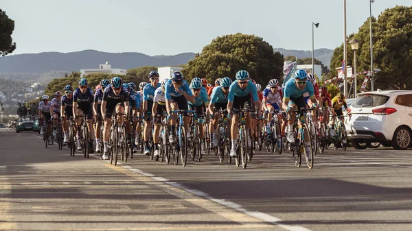 Teilnehmer des Volta-Straßenradfahrens in Katalonien auf der 2. Etappe (von mataro nach sant feliu de guixols) 26. 03. Spanien 2019 — Stockfoto