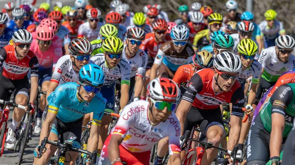 Competidores del Volta Road Cycling en Cataluña en la etapa 3 (de Sant Feliu de Guixols a Vallter 200) 27. 03. España 2019 — Foto de Stock