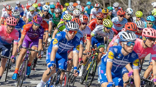 Teilnehmer des Volta-Straßenradfahrens in Katalonien auf der 3. Etappe (von sant feliu de guixols nach vallter 2000) 27. 03. Spanien 2019 — Stockfoto