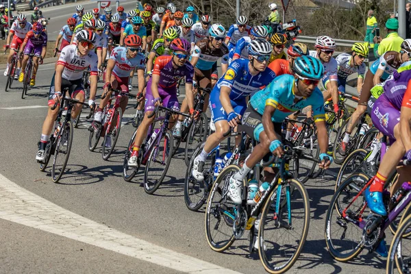 Competidores del Volta Road Cycling en Cataluña en la etapa 3 (de Sant Feliu de Guixols a Vallter 2000) 27. 03. España 2019 — Foto de Stock