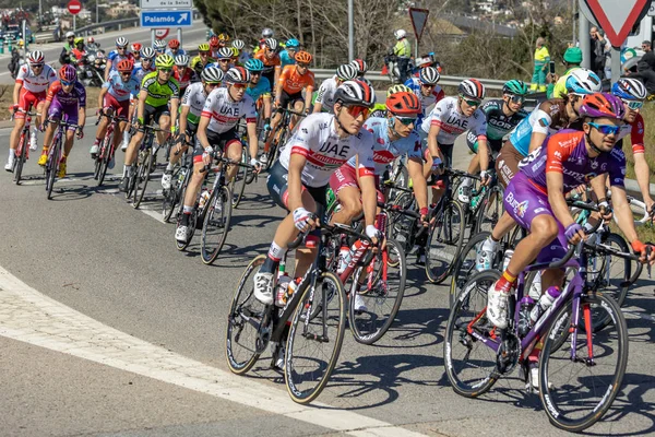 Teilnehmer des Volta-Straßenradfahrens in Katalonien auf der 3. Etappe (von sant feliu de guixols nach vallter 2000) 27. 03. Spanien 2019 — Stockfoto