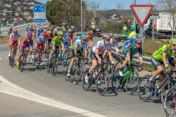 Teilnehmer des Volta-Straßenradfahrens in Katalonien auf der 3. Etappe (von sant feliu de guixols nach vallter 2000) 27. 03. Spanien 2019 — Stockfoto