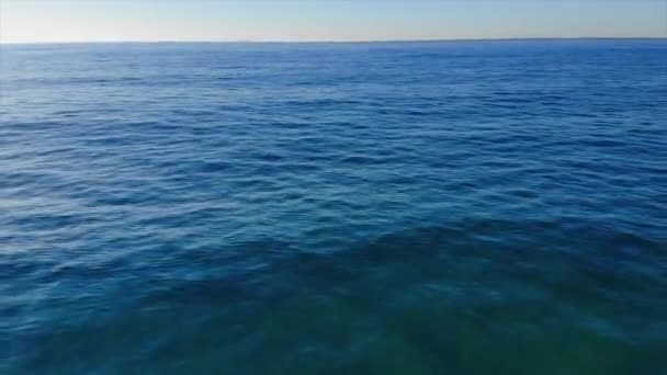 Drohnenaufnahmen Aus Der Luft Über Dem Wasser Der Spanischen Küste — Stockvideo