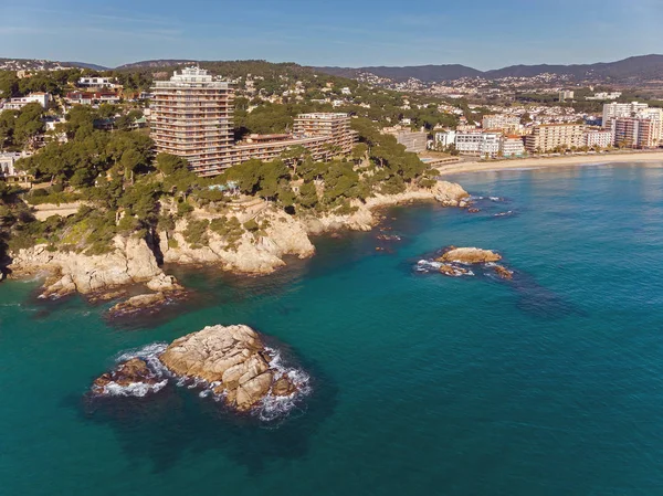 Paisaje aéreo de una Costa Brava española en un día soleado, cerca de la ciudad Palamos — Foto de Stock