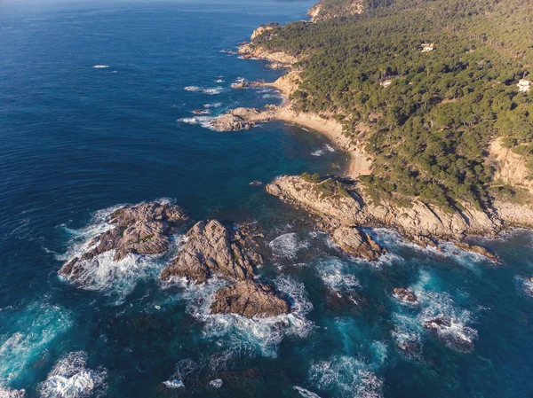 Paisagem aérea de uma Costa Brava espanhola em um dia ensolarado, perto da cidade Palamos — Fotografia de Stock