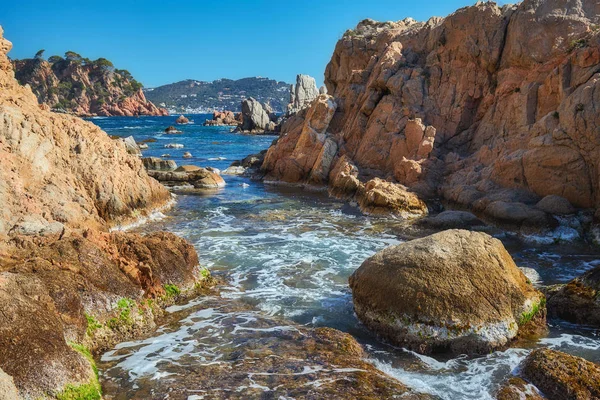 Luftbild einer spanischen Costa Brava an einem sonnigen Tag in der Nähe der Stadt Palamos — Stockfoto