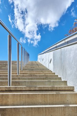 Mavi gökyüzü merdiven