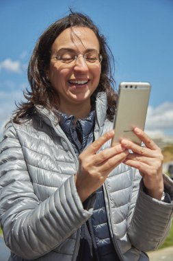 Mobil ile Pretty İspanyol kadın Barcelona güneşli bir günde kendi portre yapmak