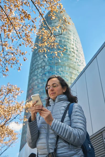 Красивая латиноамериканская туристка в Барселоне, перед башней Агбар — стоковое фото