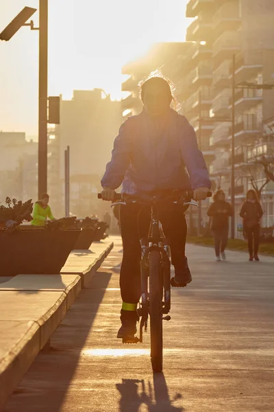 Menina de bicicleta em agradável ensolarado luz traseira — Fotografia de Stock