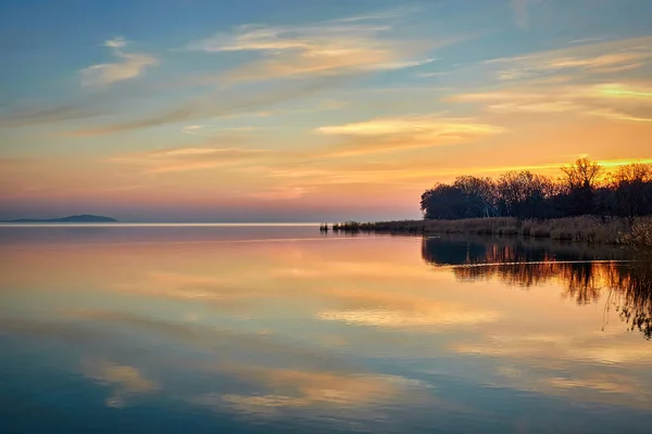 Macaristan 'da Balaton Gölü üzerinde günbatımı manzara, sonbahar akşam ışık — Stok fotoğraf