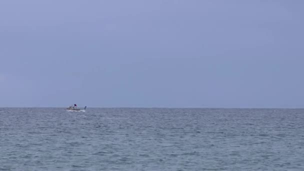 Pequeno Barco Pesca Muito Longe Mar Mediterrâneo — Vídeo de Stock