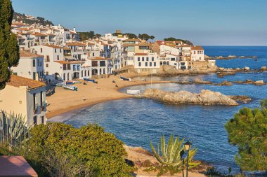 Costa Brava sahilindeki küçük bir Ispanyol köyünden pitoresk peyzaj, Calella de Palafrugell