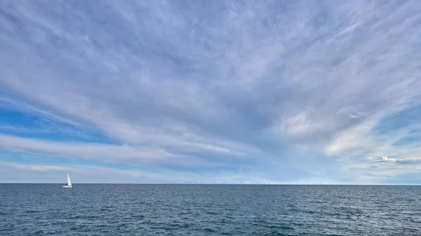 Mittelmeerlandschaft mit blauem Himmel und Wolken — Stockfoto
