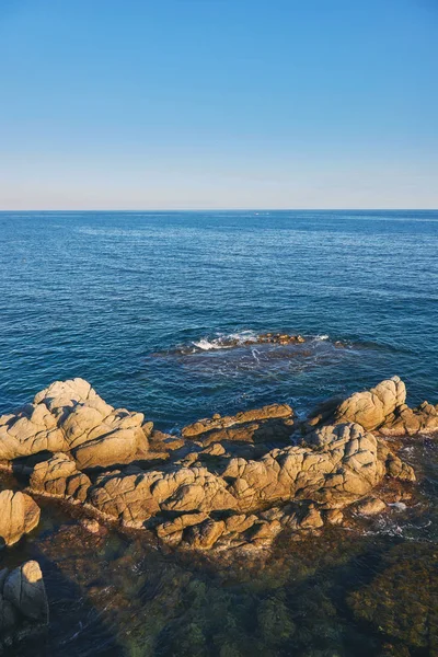 Средиземноморский морской пейзаж со скалой в испанской Коста Браве — стоковое фото