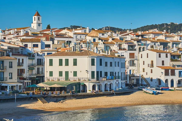 Paisagem pitoresca de uma pequena aldeia espanhola na costa da Costa Brava, Calella de Palafrugell. 04.08.2019 Espanha — Fotografia de Stock