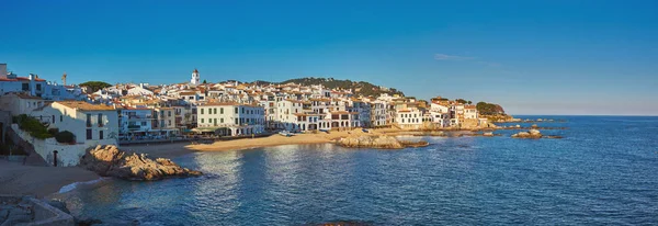 Pintoresco paisaje de un pequeño pueblo español en la costa de la Costa Brava, Calella de Palafrugell — Foto de Stock