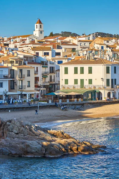 Pintoresco paisaje de un pequeño pueblo español en la Costa Brava costera, Calella de Palafrugell. 04.08.2019 España — Foto de Stock