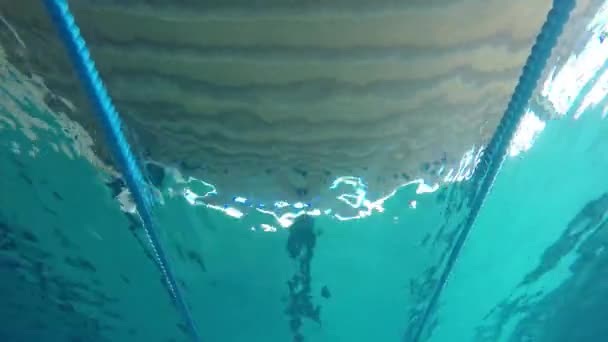 Hombre Caucásico Mediana Edad Nadando Agua Piscina Palamos España — Vídeos de Stock