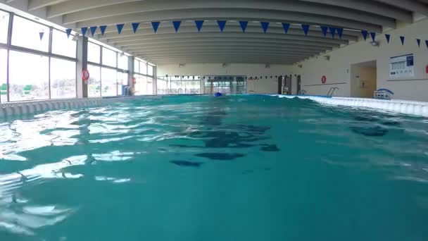 Homem Caucasiano Meia Idade Nadando Água Piscina Palamos Espanha — Vídeo de Stock