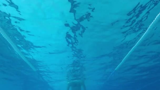 Hombre Caucásico Mediana Edad Nadando Agua Piscina Palamos España Imágenes — Vídeo de stock