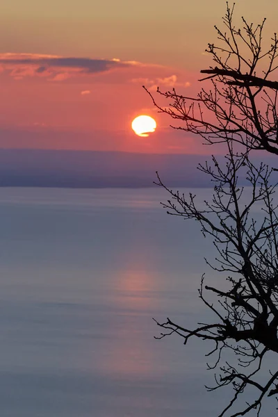 Zonsondergang in de winter over het Balatonmeer Hongarije — Stockfoto