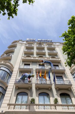 İspanya'nın Katalonya'da Kitap Günü o Gül günü. Facade Hotel Majestic. 23. 04. 2017 İspanya