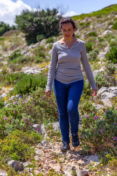 Mujeres bonitas caminando sobre la naturaleza en una montaña — Foto de Stock