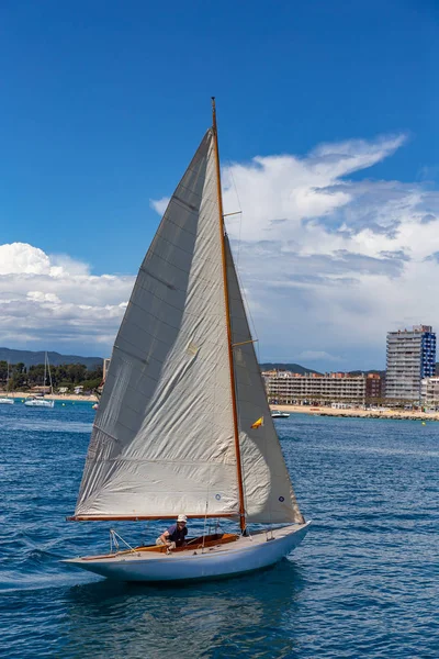 Traditionella segelfartyg i hamnen Palamos i Costa Brava i Spanien — Stockfoto