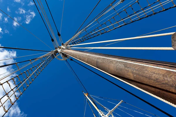 Sailboat rigging and big mast — Stock Photo, Image