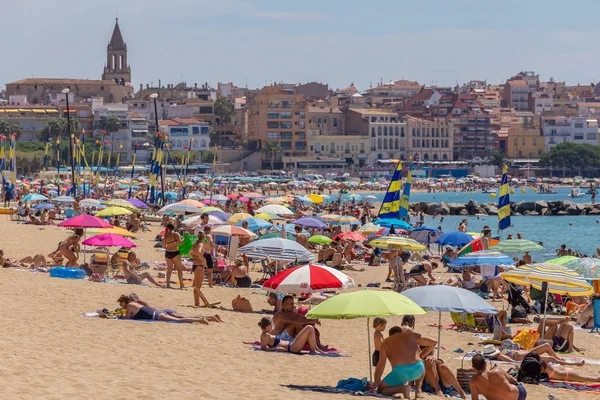 Vida de playa en una pequeña ciudad española Palamos (España, Costa Brava), 27 de julio de 2017, España — Foto de Stock