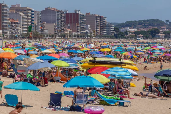 Vida de playa en una pequeña ciudad española Palamos (España, Costa Brava), 27 de julio de 2017, España — Foto de Stock