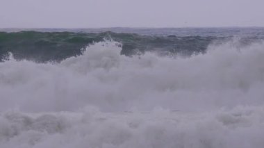 Costa Brava bahar da bir İspanyol kıyı büyük dalgalar, kasaba Palamos yakın