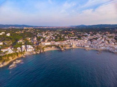 Costa Brava kıyı üzerinde Drone resmi, İspanya küçük köy Calella de Palafrugell