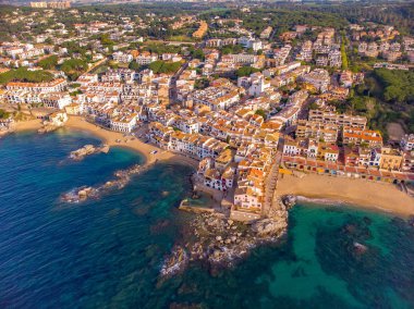 Costa Brava kıyı üzerinde Drone resmi, İspanya küçük köy Calella de Palafrugell