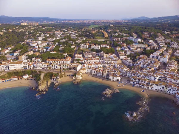 Drone obrázek přes pobřeží Costa Brava, malá vesnička Calella de Palafrugell ve Španělsku — Stock fotografie