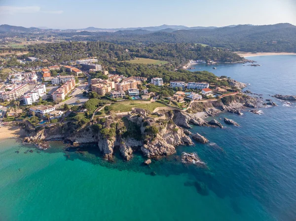 Drone obrázek přes pobřeží Costa Brava, malá vesnička La Fosca Španělska — Stock fotografie